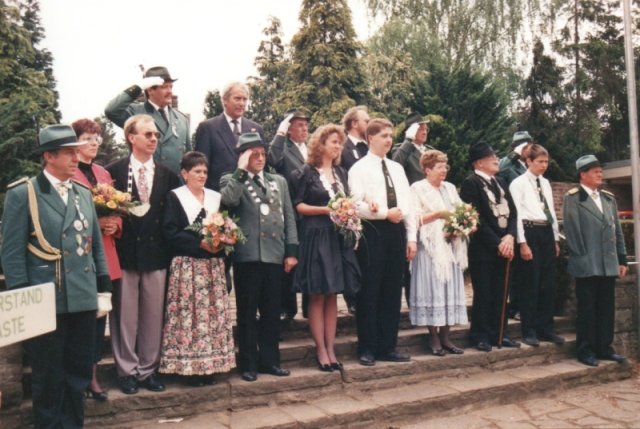 1992 Vorbeimarsch an der Kirche